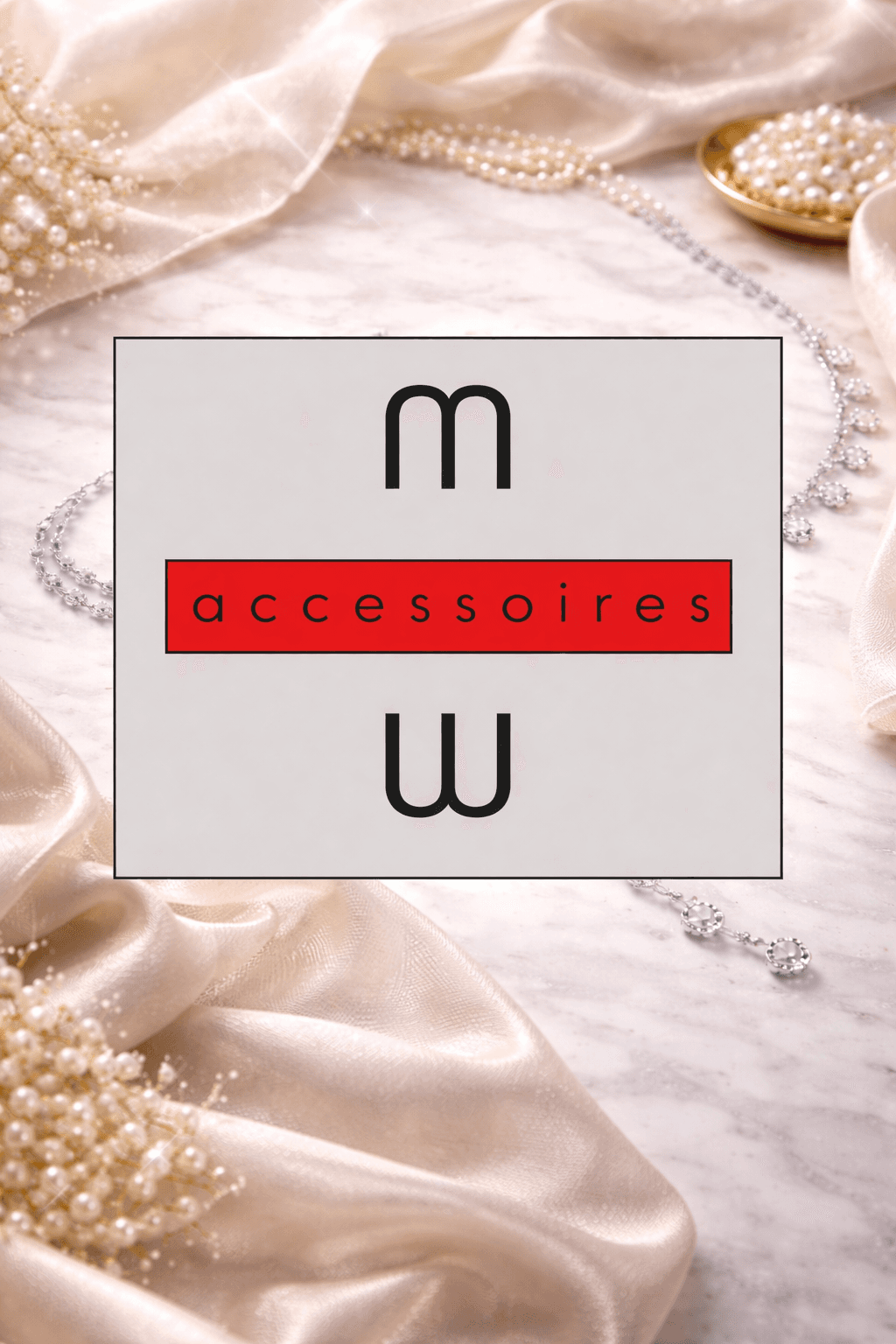 Logo für mw accessoires inmitten von Perlen, silbernem Schmuck und Seidenstoff auf hellem Marmor.